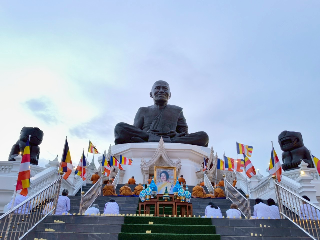 🙏 ทำวัตรสวดมนต์ถวายพระพันปีหลวง 🙏
