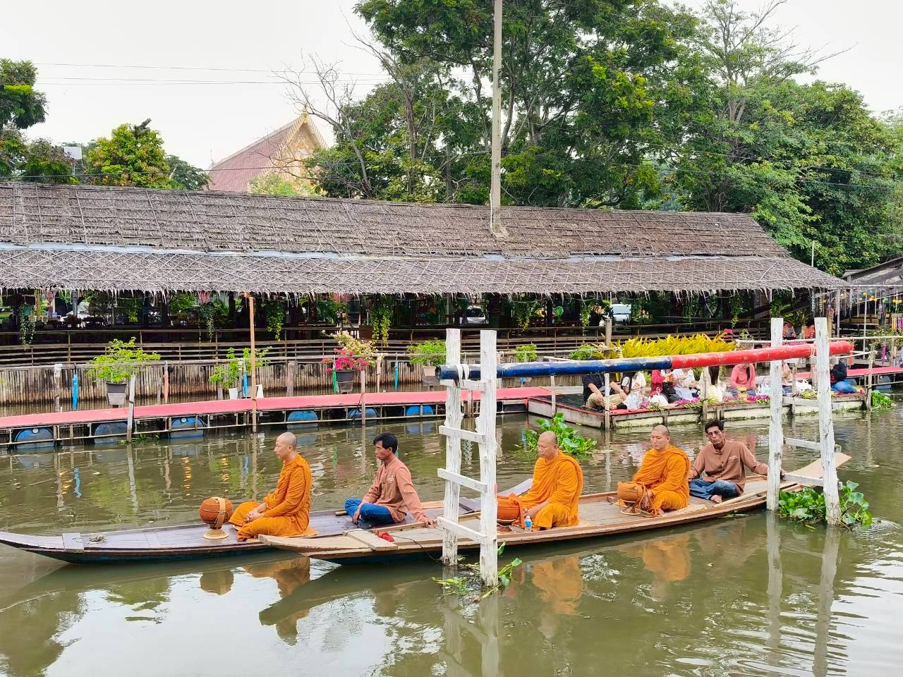 🙏 ประเพณีตักบาตรพระทางน้ำ 🙏