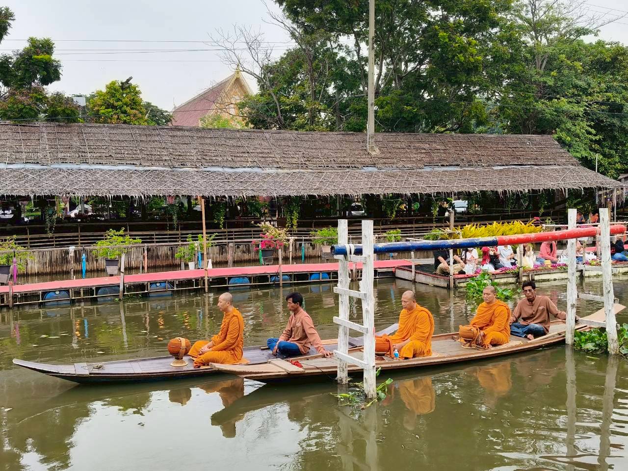 บรรยากาศตักบาตรพระทางน้ำ