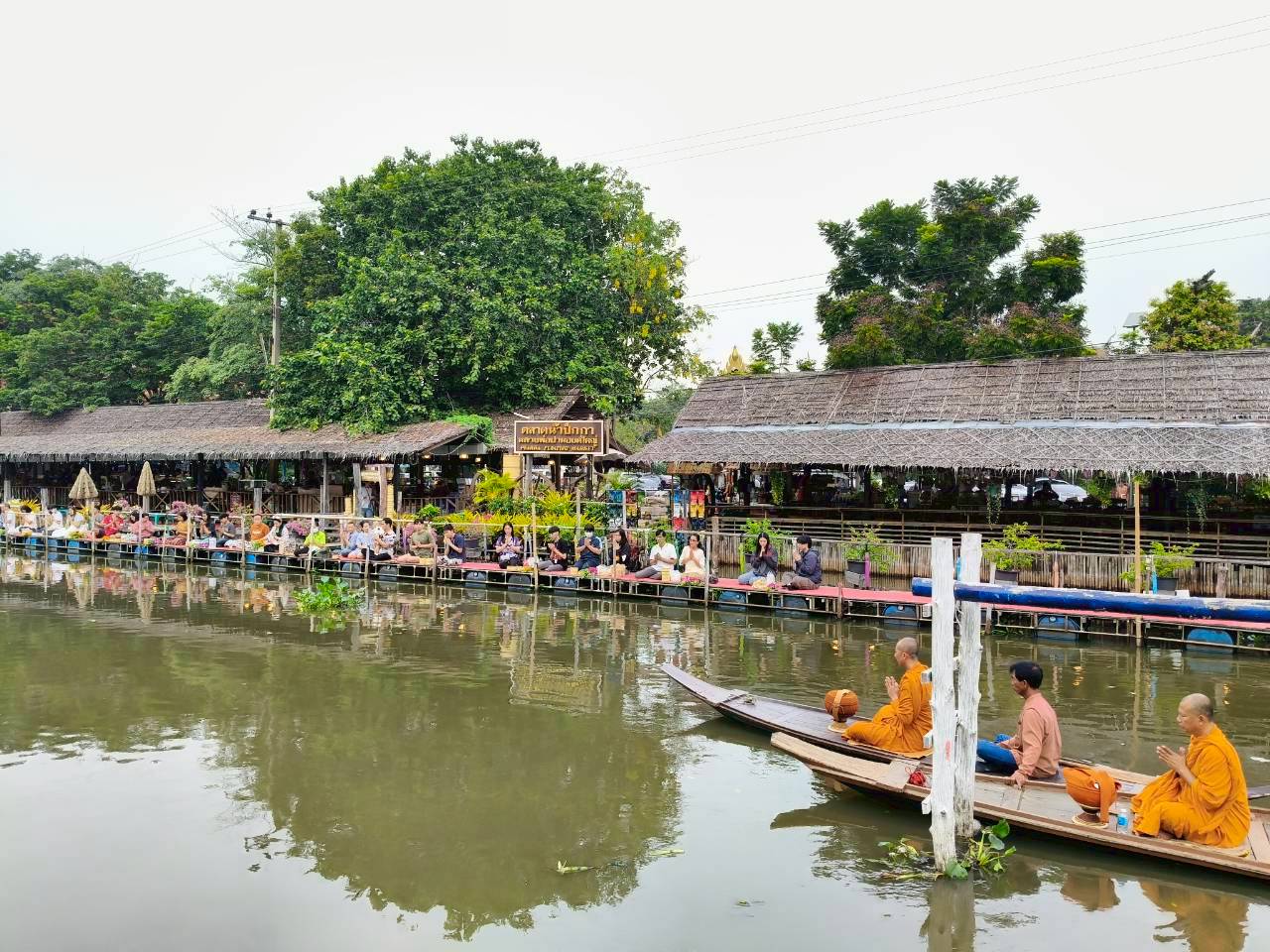 พระสงฆ์พายเรือบิณฑบาต