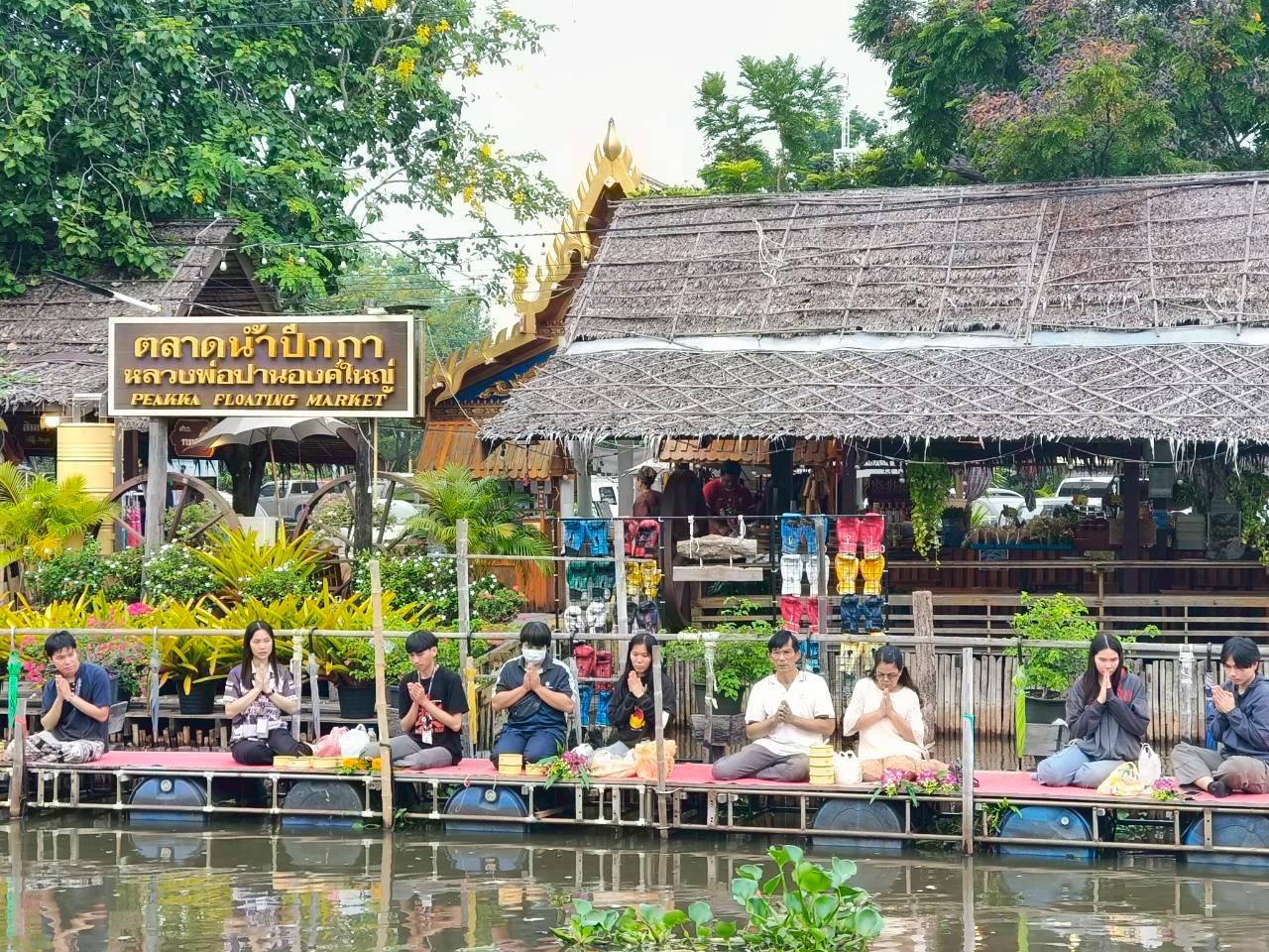 พระสงฆ์พายเรือบิณฑบาต