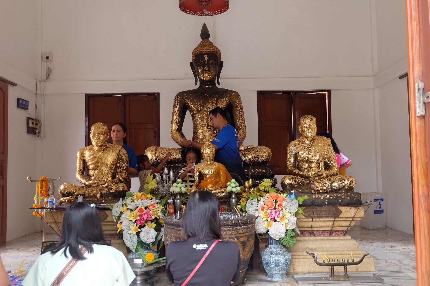 นักท่องเที่ยวไหว้พระหลวงพ่อปานองค์ใหญ่