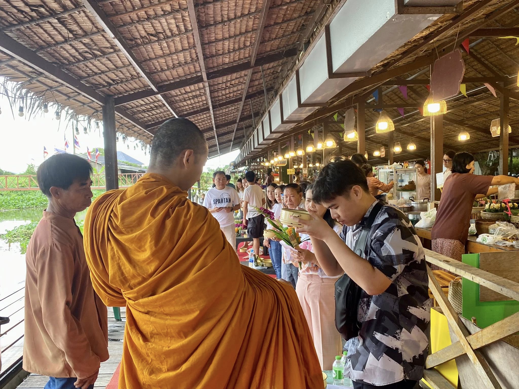 บรรยากาศการใส่บาตรริมน้ำ