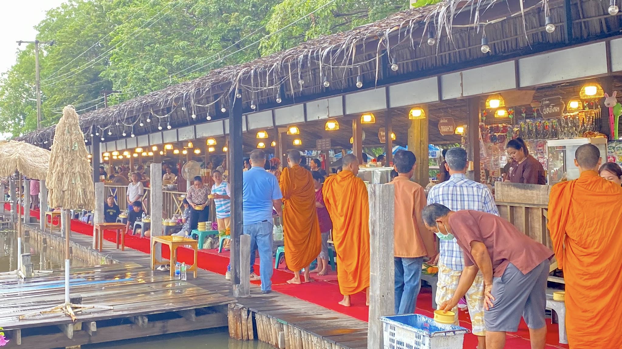 นักท่องเที่ยวร่วมใส่บาตร