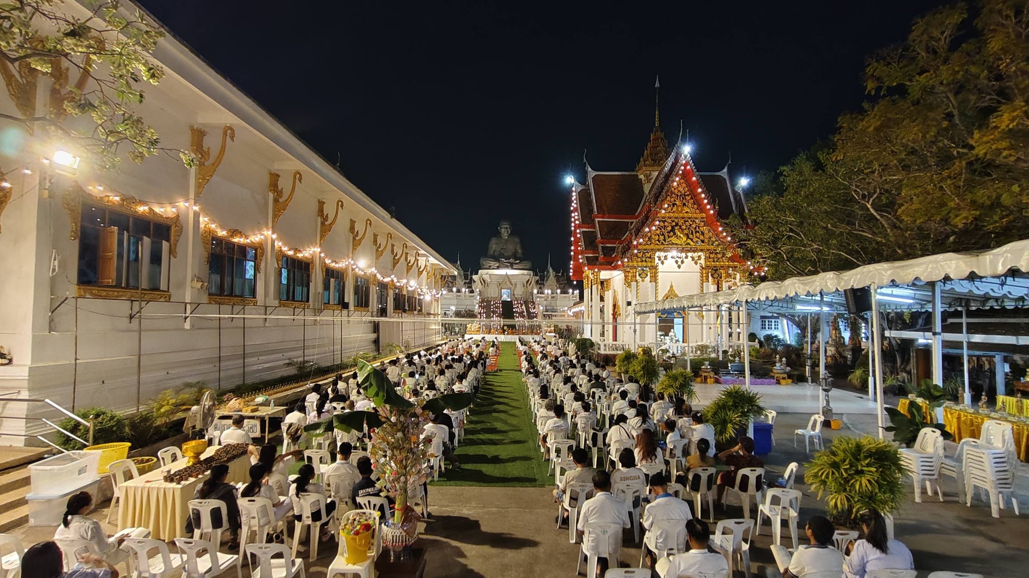 พุทธศาสนิกชนร่วมสวดมนต์ข้ามปี