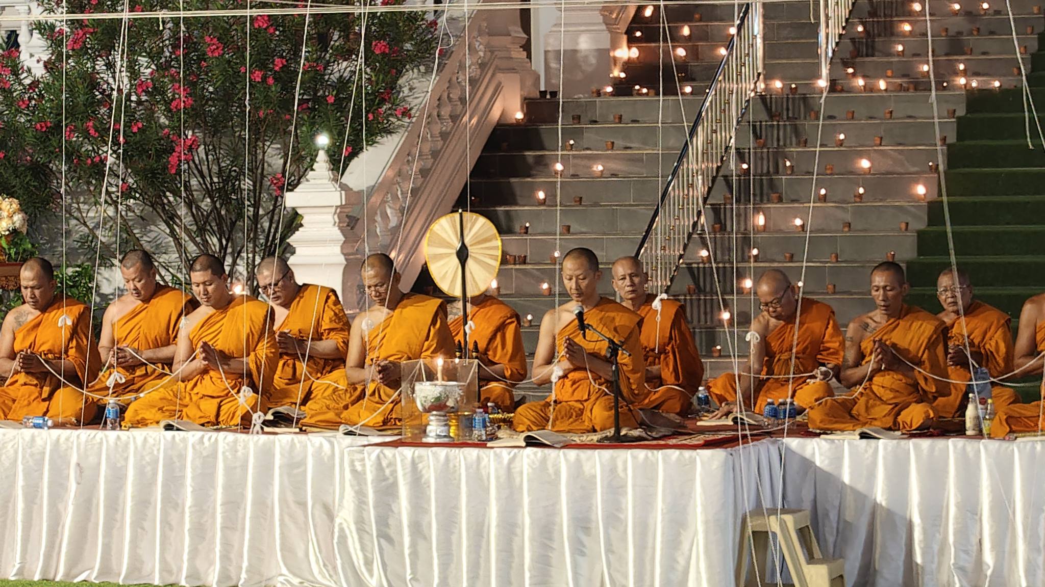 พุทธศาสนิกชนร่วมสวดมนต์ข้ามปี