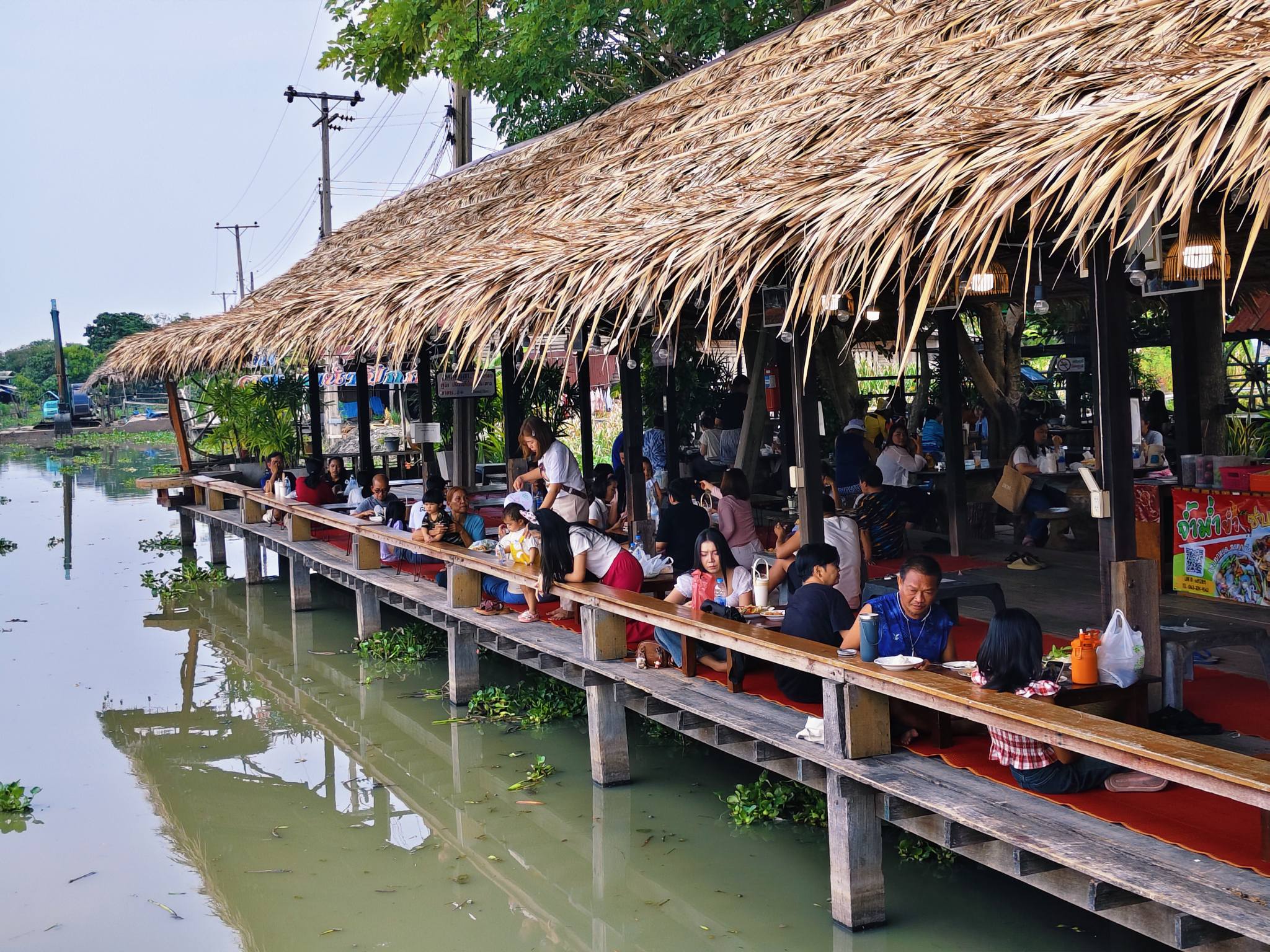 บรรยากาศนักท่องเที่ยวเยือนวัดปานประสิทธารามและตลาดน้ำปีกกา