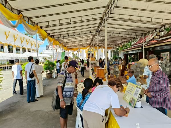 ภาพบรรยากาศผู้มาท่องเที่ยวทำบุญ วันหยุด เนื่องในวันแม่แห่งชาติ 12 สิงหาคม